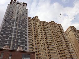 La niña estuvo colgada del apartamento durante varios minutos. ESPECIAL  /