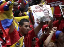 Cientos de jóvenes chavistas se congregaron para manifestar su apoyo hacia Chávez. AP  /