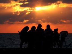 Miles de empleados se verán afectados al recibir sólo la mitad de sus salarios. EFE  /