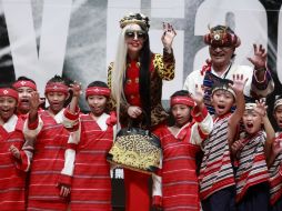 Varios niños ofrecieron regalos y abrazos a Lady Gaga. REUTERS  /