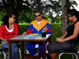 El mandatario, acompañado de sus dos hijas, en la merienda. EFE  /