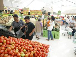 Los salarios de los consumidores mexicanos no han logrado cubrir al 100% los gastos presupuestados para la quincena. ARCHIVO  /