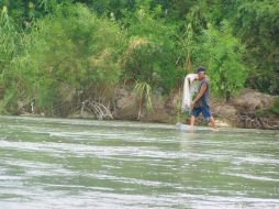 El agua del Río Bravo contiene bacterias y parásitos que pueden afectar la salud de las personas. EL UNIVERSAL  /