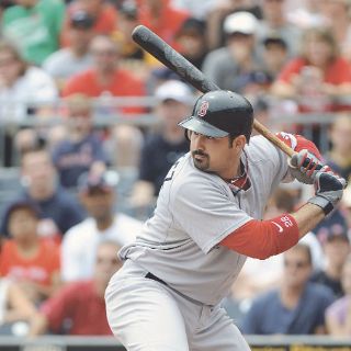 Adrián González, popular entre las masas