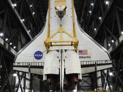 El transbordador espacial en posición vertical para su último viaje. AFP  /