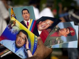 Seguidor del mandatario venezolano vende fotografías y recuerdos durante las congregaciones en apoyo a la salud del presidente. REUTERS  /