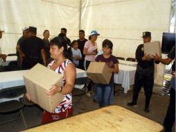 Las familias afectadas recibieron paquetes de accesorios de limpieza y despensas como ayuda previa. NOTIMEX  /