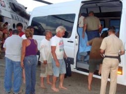 Las personas rescatadas fueron trasladadas al puerto de San Felipe. AP  /