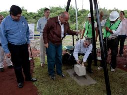 El alcalde Enrique Alfaro y Emilio González, colocaron la primera piedra para el centro de estudios superiores . A. HINOJOSA  /