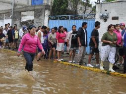 A personas de estas comunidades que habitan en zonas altas, se les entregaron víveres, agua embotellada y medicinas. EFE  /