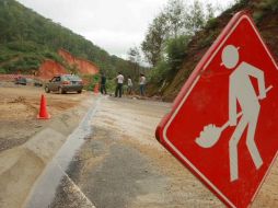 En la zona personal y equipo que se encarga de las labores de retiro del material deslavado. ARCHIVO  /