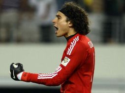 Guillermo Ochoa ahora celebrará goles para la Liga 1 en Europa.NOTIMEX  /