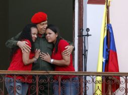 El presidente de Venezuela, Hugo Chávez, abraza a sus hijas María Eugenia (i) y Rosa Inés (d). EFE  /
