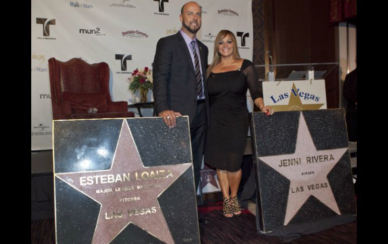 Jenni Rivera y su esposo el beisbolista Esteban Loaiza fueron distinguidos por el Paseo de las Estrellas de Las Vegas. AP  /
