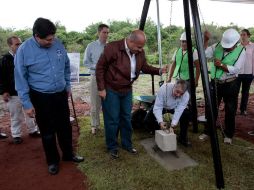 El gobernador Emilio González coloca la primera piedra junto al alcalde Enrique Alfaro. A. HINOJOSA.  /