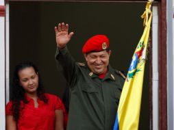 El presidente venezolano Hugo Chávez saluda a miles de simpatizantes que lo recibieron en su retorno a Caracas. REUTERS  /