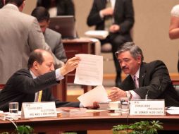 El consejero presidente del IFE, Leonardo Valdés (der.), dijo que las modificaciones refuerzan los procesos electorales. EL UNIVERSAL  /