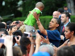 Los Obama sirven de anfitriones de más de mil 200 militares y sus familias en la Casa Blanca. REUTERS  /