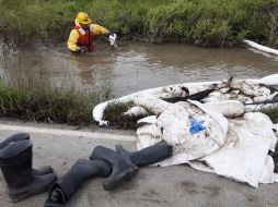 Trabajadores limpian el Río Yellowstone. REUTERS  /