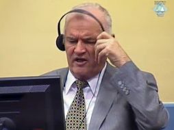 En la imagen, el ex militar servio-bosnio  antes de ser removido del salón de la CPI donde sigue el proceso por crímenes de guerra. AFP  /