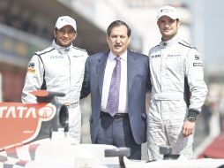 El ex dueño del Hispania Racing Team, José Ramón Carabante, posa con los dos pilotos de la escudería. GETTY IMAGES SPORT  /