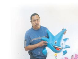 Genaro Tiscareño y su Taller TneKu elaboran las piñatas oficiales de los Juegos Panamericanos Guadalajara, 2011. E. FLORES  /