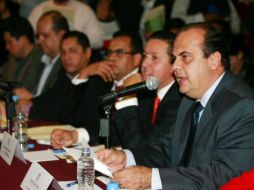 En entrevista, Godoy Pelayo (der.) refiere que no renunciará al cargo porque tiene dignidad. ARCHIVO  /