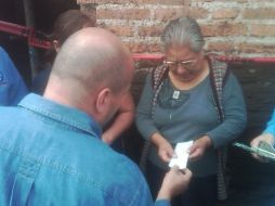 Enrique Alfaro hace entrega de un cheque a una de las habitantes afectadas en San Miguel Cuyutlán. I. DE LOZA  /