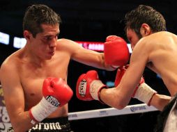 El mexicano Edgar Sosa en acción contra el japonés Masafumi Okubo hace un año. NOTIMEX  /
