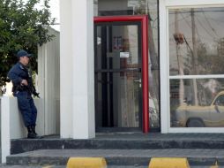 Hasta la sucursal bancaria, se trasladaron elementos de la PGJE para comenzar la investigación correspondiente. ARCHIVO  /