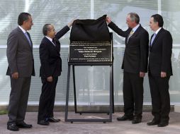 Felipe Calderón devela la placa de inauguración de la planta. EFE  /