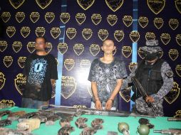 La Policía del Estado presenta a los dos detenidos, quienes se dicen miembros de La Resistencia. ESPECIAL  /