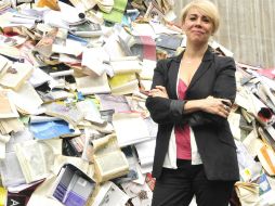 La escultura incluye títulos de diversas disciplinas y en varios idiomas. EFE  /