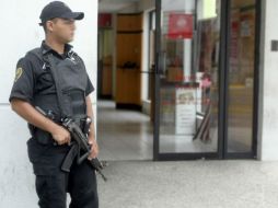 La sucursal quedó resguardada por elementos de la PGJE, quienes comenzaron las investigaciones del caso. ARCHIVO  /