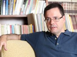 Javier Ruiz de la Presa, ayer, en su casa. A. CAMACHO  /