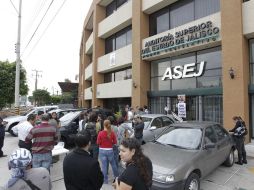 Ciudadanos protestan frente a la Auditoría Superior del Estado (ASEJ); realizaron una clausura simbólica de las oficinas. S. NÚÑEZ  /