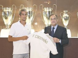 El presidente del Real, Florentino Pérez (der.), le da la bienvenida al defensa portugués. EFE  /