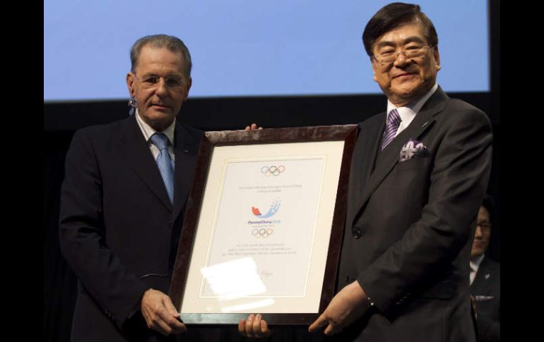 Jacques Rogge entrega una placa al presidenteYangho Cho durante la presentación de la candidatura de Pyeongchan.EFE  /