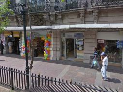 La tienda departamental con sucursal bancaria en su interior atracada, se ubica en la avenida Juárez. ESPECIAL  /