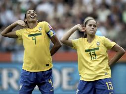 La jugadora Erika de Brazil (a la derecha) celebra el gol con su compañera Aline. EFE  /