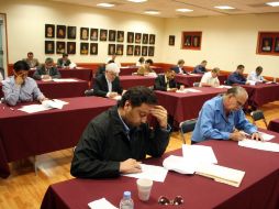 Los aspirantes que contestaron un evaluación escrita de conocimientos generales. A. GARCÍA  /