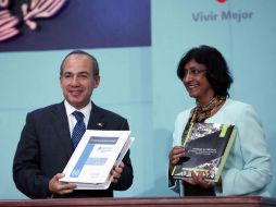 Felipe Calderón, acompañado de la alta comisionada de la ONU, Navi Pillay, durante la firma del acuerdo. EL UNIVERSAL  /