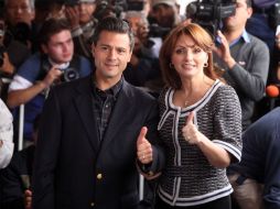 Enrique Peña, acompañado por su esposa Angélica Rivera emite su voto en las pasdas elecciones. ARCHIVO  /
