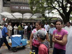 Los inconformes acudieron ayer a las instalaciones de la Comisión Estatal de Derechos Humanos Jalisco. A. HINOJOSA  /