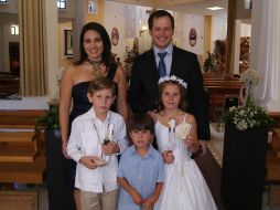 Marce Dau Íñiguez y Arved Deeke con sus hijos Dominik, Sebastián y Sophie.  /