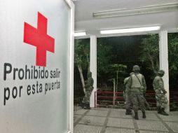 Elementos del Ejército hacen guardia en una de las puertas de la Cruz Roja en el Parque Morelos. A. GARCÍA  /