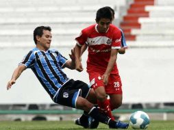 Israel López del Querétaro trata de robarle el balón a Néstor Calderón del Toluca. MEXSPORT  /