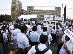 Los inconformes protestan en las inmediaciones de la Secretaría de Comunicaciones y Transportes. EL UNIVERSAL  /