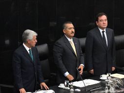 Manlio Fabio Beltrones (centro) señala que dialogará de manera constante con el titular del Ejecutivo federal. EL UNIVERSAL  /