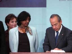 El Presidente firma el acuerdo para el cuidado de los promotores de las garantías individuales. EL UNIVERSAL  /